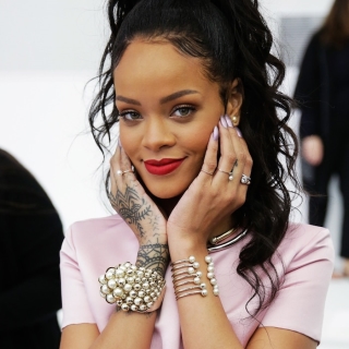 Rihanna tung 8 bảng màu mắt mới với giá cực hời ảnh 7