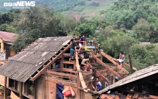 Ảnh: Công an vượt đồi giúp dân Sơn La sửa chữa hàng trăm ngôi nhà bị tốc mái - 12