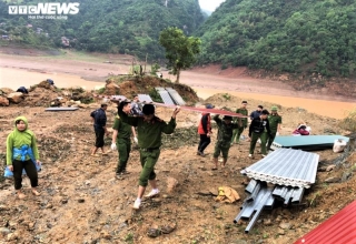 Ảnh: Công an vượt đồi giúp dân Sơn La sửa chữa hàng trăm ngôi nhà bị tốc mái - 7