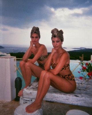 Kendall Jenner và chị gái quấn khăn turban kiểu đội đầu matching với bộ bikini với họa tiết da beo