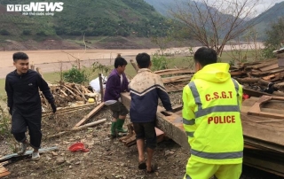 Ảnh: Công an vượt đồi giúp dân Sơn La sửa chữa hàng trăm ngôi nhà bị tốc mái - 5