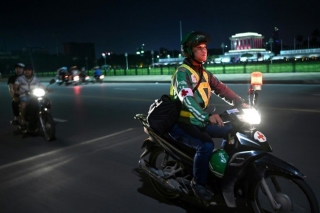 Tài xế xe ôm thầm lặng lang thang khắp phố phường Hà Nội trong đêm tối, cứu giúp người gặp T*i n*n giao thông lên báo nước ngoài - Ảnh 1.