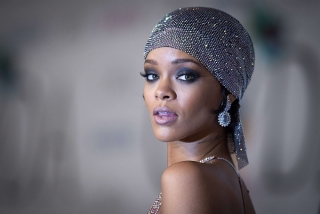 Bên cạnh những chia sẻ về kế hoạch sắp tới, Rihanna đã cùng Vulture ôn lại kỉ niệm đau buồn khi vừa dấn thân vào làng nhạc.