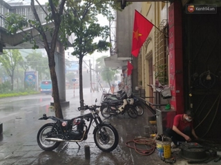 Ảnh: Hà Nội bất ngờ đổ mưa to chiều ngày 1/5 - Ảnh 13.