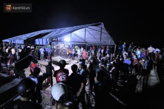 Hàng trăm người trắng đêm tìm kiếm thi thể 5 nạn nhân mất tích trong vụ lật ghe ở Quảng Nam - Ảnh 1.