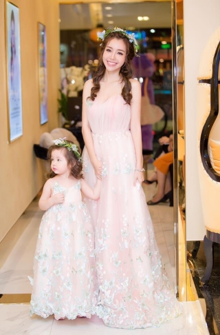 Thậm chí ngay cả khi đi sự kiện, bé Cadie Mộc Trà và mẹ Elly trở thành tâm điểm chú ý trong các bộ váy công chúa hoa hòe thế này
