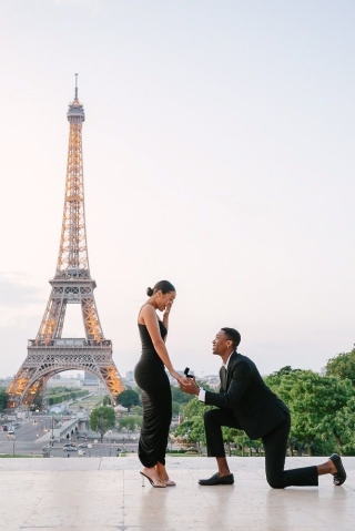 Màn cầu hôn bằng nhẫn kim cương đẹp “như mơ” tại thành phố tình yêu Paris hoa lệ, ngay dưới chân tháp Eiffel.