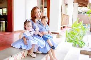 Trang phục dạo phố xanh biển pastel của mẹ con nhà Elly Trần “đốn tim” người xem