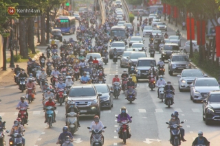 Các tuyến đường ở Sài Gòn tái diễn cảnh kẹt xe nghiêm trọng, người dân vật vã tìm cách về nhà giờ tan tầm - Ảnh 13.