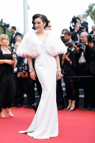 Tại LHP Cannes 2015, Lý Nhã Kỳ gây ấn tượng với kiểu váy cổ điển trắng tinh khôi xẻ ngực đến từ nhà mốt Georges Hobeika. Trông cô quý phái với kiểu tóc thời xưa đẹp đến ngây người