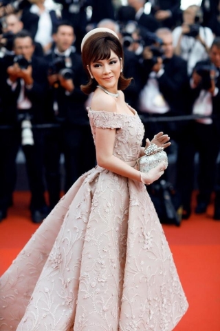Vóc dáng ngọt ngào, duyên dáng mà kiêu sa của nữ diễn viên Việt Nam thanh lịch với chiếc váy đến từ thương hiệu Ashi nhìn cô trông như một búp bê Nga.