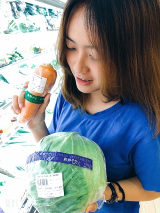 Lần đầu trải nghiệm siêu thị Nhật tại Việt Nam, cô gái “sốc” trước mức giá rau củ ngoại nhập: Món rẻ nhất cũng từ hàng trăm nghìn trở lên? - Ảnh 6.