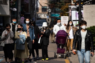 Thế giới ngưỡng mộ Hàn Quốc khi giảm từ 900 ca nhiễm Covid-19 xuống 8 ca/ngày, người dân hồ hởi đi dạo phố, cà phê sau hàng tháng trời ở nhà - Ảnh 1.