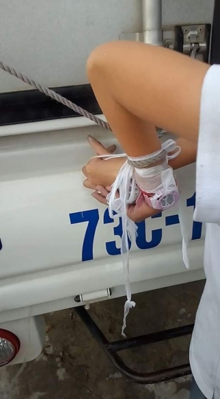 Hình ảnh bé gái 12 tuổi bị mẹ cột chân, trói tay phía sau xe tải vì trộm vặt của gia đình gây bức xúc - Ảnh 2.