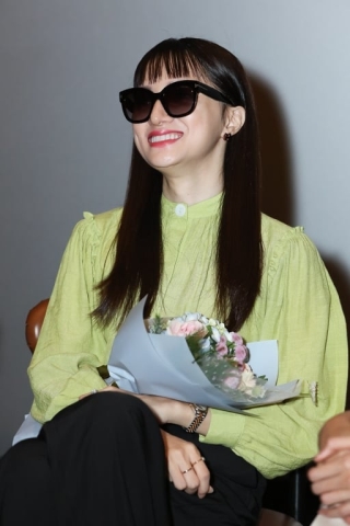 Đối lập với Võ Hoàng Yến, Hương Giang chọn cho mình set đồ đơn giản gồm áo sơ-mi kiểu củng quần tây. Cô phải đeo kính đen do đang bị đau mắt.