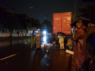 Tông vào đuôi container, nam bảo vệ Ch?t thảm trên đường đi làm giữa đêm mưa - Ảnh 1.