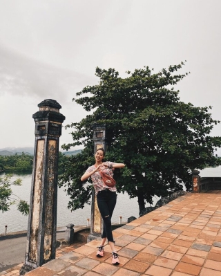 Hoa hậu Khánh Vân diện đồ thể thao dạo quanh chùa Thiên Mụ trong thời gian công tác tại Huế.