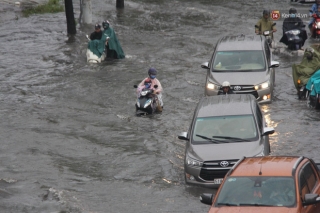 Đường phố Sài Gòn ngập lênh láng sau cơn mưa lớn, người dân khổ sở dắt xe lội nước trên đường - Ảnh 14.