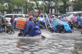 Đường phố Sài Gòn ngập lênh láng sau cơn mưa lớn, người dân khổ sở dắt xe lội nước trên đường - Ảnh 8.