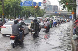 Đường phố Sài Gòn ngập lênh láng sau cơn mưa lớn, người dân khổ sở dắt xe lội nước trên đường - Ảnh 13.