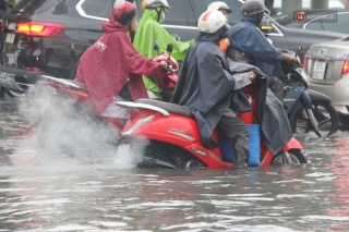 Đường phố Sài Gòn ngập lênh láng sau cơn mưa lớn, người dân khổ sở dắt xe lội nước trên đường - Ảnh 12.
