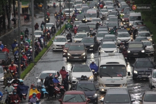 Đường phố Sài Gòn ngập lênh láng sau cơn mưa lớn, người dân khổ sở dắt xe lội nước trên đường - Ảnh 3.