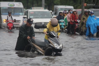 Đường phố Sài Gòn ngập lênh láng sau cơn mưa lớn, người dân khổ sở dắt xe lội nước trên đường - Ảnh 7.