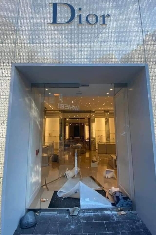 Cửa hàng Dior tan hoang tại California ( Mỹ) sau cuộc bạo loạn cuối tuần vừa qua