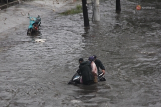Đường phố Sài Gòn ngập lênh láng sau cơn mưa lớn, người dân khổ sở dắt xe lội nước trên đường - Ảnh 6.