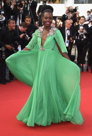 ‘Nữ hoàng thảm đỏ’ Lupita Nyong không bao giờ làm chúng ta thất vọng. Cô kết hợp chiếc váy xanh của Gucci với băng đô và khuyên tai giọt nước.
