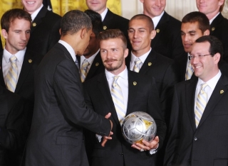 David Beckham bắt tay với tổng thống Obama sau khi giành cúp bóng đá Major League 2012.