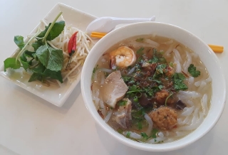 nem nuong nha trang va nhung mon an gan lien voi dia danh noi tieng cua viet nam