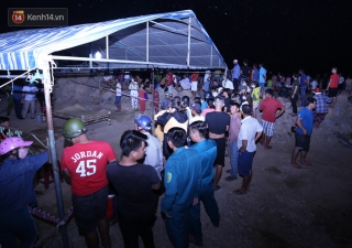 Hàng trăm người trắng đêm tìm kiếm thi thể 5 nạn nhân mất tích trong vụ lật ghe ở Quảng Nam - Ảnh 13.