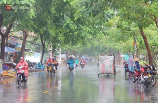 Ảnh: Cơn mưa vàng xối xả giải nhiệt cho Sài Gòn từ sáng sớm, chấm dứt chuỗi ngày nắng nóng kinh hoàng - Ảnh 6.
