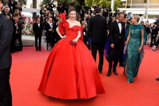Tại LHP Cannes 2018, Lý Nhã Kỳ như một nàng lọ lem trong kiểu váy đỏ bồng bềnh thắt nơ tạo nên sự hoàn hảo, quyền quý cho ngày đầu tiên xuất hiện trở thành “khoảnh khắc” ai cũng nhớ đến nhất