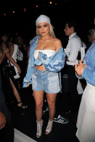 Kylie Jenner và hành trình từ cô nhóc còi cọc thành mĩ nhân nóng bỏng nhất nhà Kardashian ảnh 26