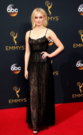 Turner mang đến một rung cảm mạnh mẽ trong chiếc váy đen ảo giác tại Emmys 2016.
