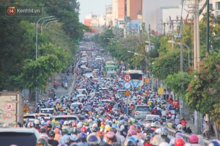 Các tuyến đường ở Sài Gòn tái diễn cảnh kẹt xe nghiêm trọng, người dân vật vã tìm cách về nhà giờ tan tầm - Ảnh 9.