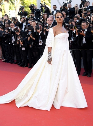 Chiếc váy giống như tấm chăn khoác vội của Rihanna là của nhà mốt Dior Haute Couture.