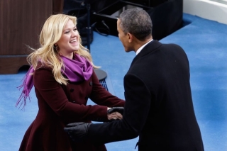 Kelly Clarkson cũng tham dự lễ nhậm chức lần thứ hai của tổng thống Obama. Cô mặc một chiếc áo khoác màu đỏ tía và một chiếc khăn màu tím sáng.