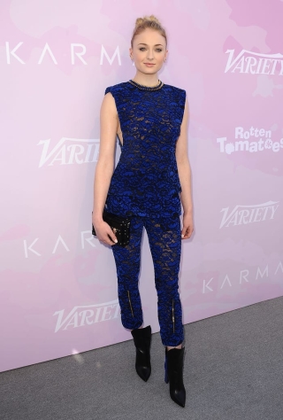 Tại một sự kiện brunch 2017 được tổ chức bởi Variety, Turner tươi tắn với bộ đồ ren của Louis Vuitton.