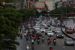 Ảnh: Ngày đầu tiên sau lệnh cách ly xã hội đường phố Hà Nội đông đúc kéo dài, người dân chật vật đi làm dưới mưa rét - Ảnh 9.