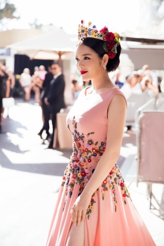 Vẻ đẹp “sang chảnh” của cô trong váy hiệu Georges Hobeika được làm từ lụa cao cấp, đính hoa 3D với phần hoa đầy màu sắc trên nền váy hồng pastel làm hoàn toàn bằng tay có giá hơn 621 triệu đồng