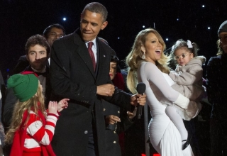Mariah Carey cười rạng rỡ bên cạnh tổng thống Obama trong lễ thắp sáng cây thông giáng sinh quốc gia 2013 tại Washington D.C.