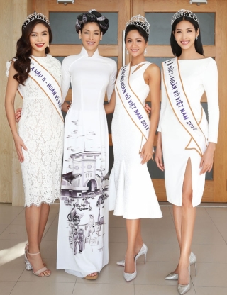 Top 3 Hoa hậu Hoàn vũ Việt Nam 2017 khoe dáng bên cạnh Miss Universe 2008 - Dayana Mendoza.