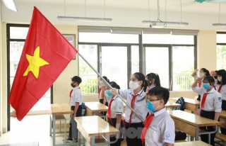Học sinh đeo khẩu trang, chào cờ tại lớp học trong ngày đầu trở lại trường - 5