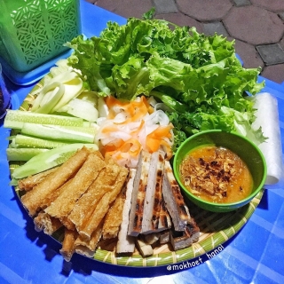 nem nuong nha trang va nhung mon an gan lien voi dia danh noi tieng cua viet nam