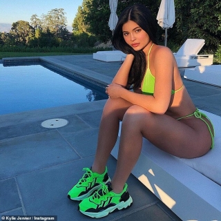 Em út nhà Kardashian khoe đường cong cơ thể với thiết kế bikini xanh lá chuối ton -sur - ton với đôi giày thể thao