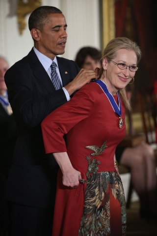 Năm 2014, tổng thống Obama đã trao cho huyền thoại Hollywood Meryl Streep một ‘Huân chương Tự do’ cho những đóng góp to lớn của bà với thế giới diễn xuất.