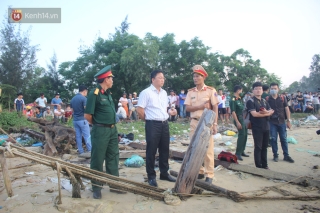 Hàng trăm người trắng đêm tìm kiếm thi thể 5 nạn nhân mất tích trong vụ lật ghe ở Quảng Nam - Ảnh 17.